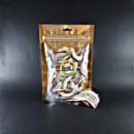 نارگیل خلالی خشک در بسته بندی شفاف و طلایی آسان میوه خشک که خلال‌های سفید و ترد نارگیل در آن مشخص است.