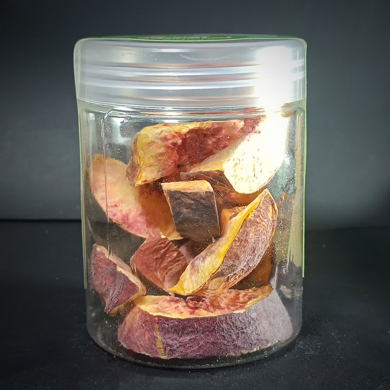 اسلایسهای شلیل خشک انجمادی با پوست قرمز و گوشت روشن در یک ظرف شیشهای شفاف. اسلایسهای شلیل خشک انجمادی با پوست قرمز و گوشت روشن در یک ظرف شیشهای شفاف.