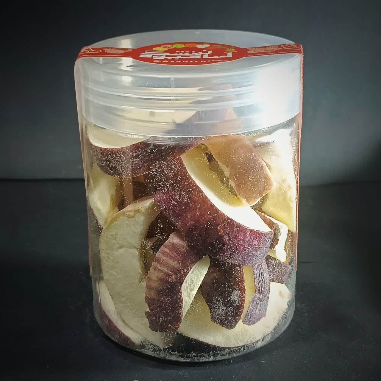 اسلایس‌های آلو خشک انجمادی با پوست تیره در یک ظرف شیشه‌ای شفاف.