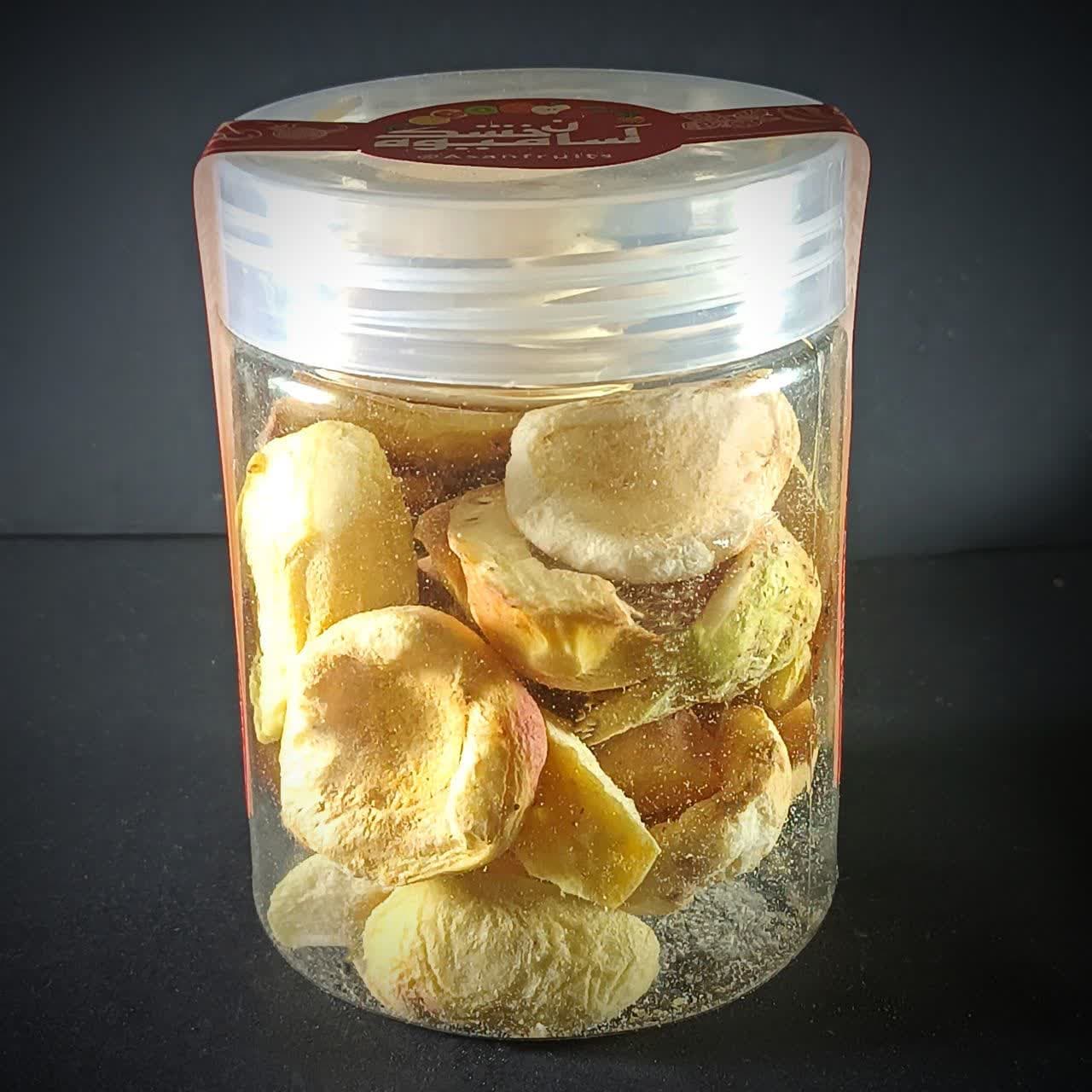 اسلایسهای زردآلو خشک انجمادی با رنگ روشن و بافت پفکی در یک ظرف شیشهای شفاف. اسلایسهای زردآلو خشک انجمادی با رنگ روشن و بافت پفکی در یک ظرف شیشهای شفاف.